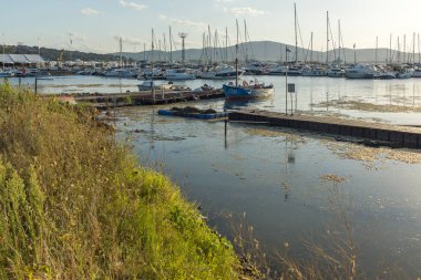 Sozopol, Bulgaristan - 9 Ağustos 2018: Süzebolu bağlantı noktası, Burgaz bölge, Bulgaristan, tekne