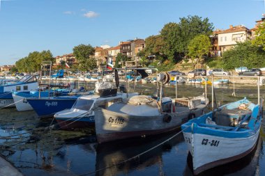 Sozopol, Bulgaristan - 9 Ağustos 2018: Süzebolu bağlantı noktası, Burgaz bölge, Bulgaristan, tekne