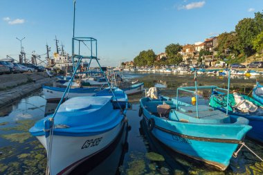 Sozopol, Bulgaristan - 9 Ağustos 2018: Süzebolu bağlantı noktası, Burgaz bölge, Bulgaristan, tekne