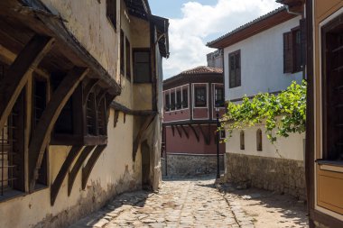 Plovdiv, Bulgaristan - 5 Temmuz 2018: Kaldırım taşı döşeli cadde ve ondokuzuncu yüzyıl evlerde eski şehir şehir Plovdiv, Bulgaristan