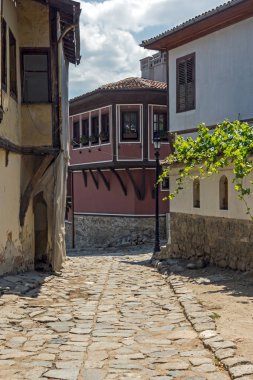 Plovdiv, Bulgaristan - 5 Temmuz 2018: Kaldırım taşı döşeli cadde ve ondokuzuncu yüzyıl evlerde eski şehir şehir Plovdiv, Bulgaristan
