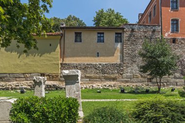 Plovdiv, Bulgaristan - 5 Temmuz 2018: Kaldırım taşı döşeli cadde ve ondokuzuncu yüzyıl evlerde eski şehir şehir Plovdiv, Bulgaristan