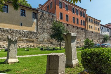 Plovdiv, Bulgaristan - 5 Temmuz 2018: Kaldırım taşı döşeli cadde ve ondokuzuncu yüzyıl evlerde eski şehir şehir Plovdiv, Bulgaristan