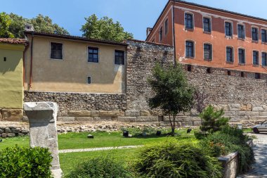 Plovdiv, Bulgaristan - 5 Temmuz 2018: Kaldırım taşı döşeli cadde ve ondokuzuncu yüzyıl evlerde eski şehir şehir Plovdiv, Bulgaristan