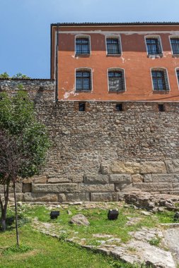 Plovdiv, Bulgaristan - 5 Temmuz 2018: Kaldırım taşı döşeli cadde ve ondokuzuncu yüzyıl evlerde eski şehir şehir Plovdiv, Bulgaristan