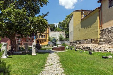 Plovdiv, Bulgaristan - 5 Temmuz 2018: Kaldırım taşı döşeli cadde ve ondokuzuncu yüzyıl evlerde eski şehir şehir Plovdiv, Bulgaristan