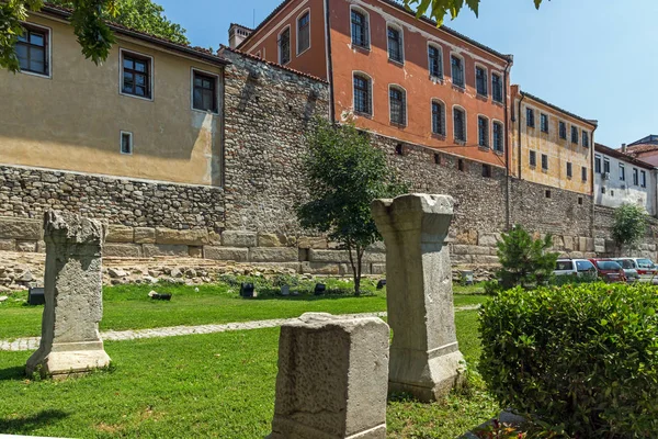 Plovdiv, Bulgaristan - 5 Temmuz 2018: Kaldırım taşı döşeli cadde ve ondokuzuncu yüzyıl evlerde eski şehir şehir Plovdiv, Bulgaristan