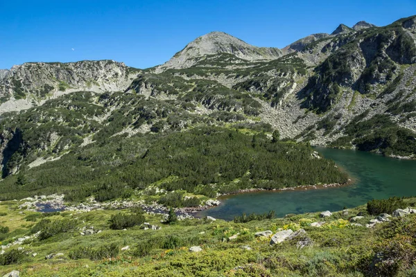 Lanskap Dengan Danau Vasilashko Atas Dan Perbukitan Hijau Pirin Mountain — Stok Foto