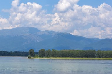 Koprinka rezervuar, Bulgaristan - 5 Ağustos 2018: Koprinka depo, Stara Zagora bölge, Bulgaristan Panoraması
