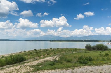 Koprinka rezervuar, Bulgaristan - 5 Ağustos 2018: Koprinka depo, Stara Zagora bölge, Bulgaristan Panoraması