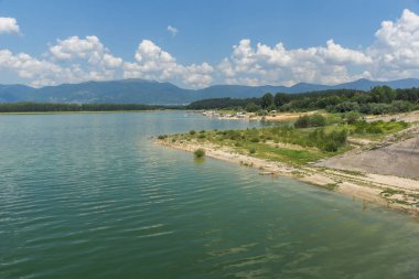 Koprinka rezervuar, Bulgaristan - 5 Ağustos 2018: Koprinka depo, Stara Zagora bölge, Bulgaristan Panoraması