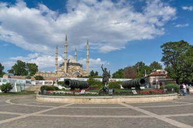 Edirne, Türkiye - 26 Mayıs 2018: Anıt, Osmanlı Sultan Mehmed II ile Edirne şehri, Doğu Trakya, Türkiye'de Orta Çağ savaş topu