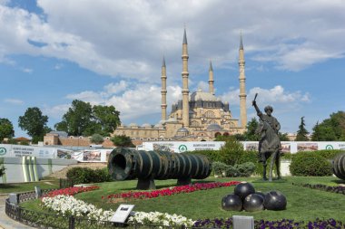 Edirne, Türkiye - 26 Mayıs 2018: Anıt, Osmanlı Sultan Mehmed II ile Edirne şehri, Doğu Trakya, Türkiye'de Orta Çağ savaş topu