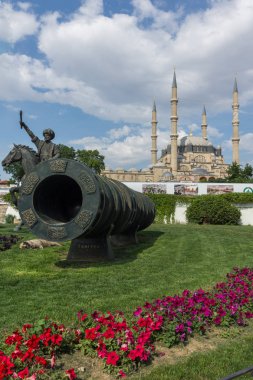 Edirne, Türkiye - 26 Mayıs 2018: Anıt, Osmanlı Sultan Mehmed II ile Edirne şehri, Doğu Trakya, Türkiye'de Orta Çağ savaş topu