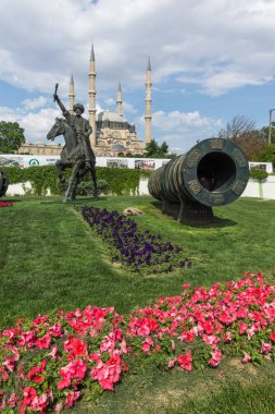 Edirne, Türkiye - 26 Mayıs 2018: Anıt, Osmanlı Sultan Mehmed II ile Edirne şehri, Doğu Trakya, Türkiye'de Orta Çağ savaş topu