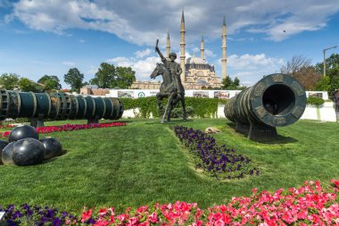 Edirne, Türkiye - 26 Mayıs 2018: Anıt, Osmanlı Sultan Mehmed II ile Edirne şehri, Doğu Trakya, Türkiye'de Orta Çağ savaş topu