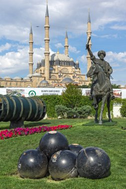 Edirne, Türkiye - 26 Mayıs 2018: Anıt, Osmanlı Sultan Mehmed II ile Edirne şehri, Doğu Trakya, Türkiye'de Orta Çağ savaş topu