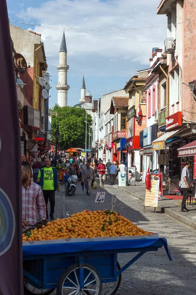 Edirne, Türkiye - 26 Mayıs 2018: Alışveriş yayalara Edirne şehri, Doğu Trakya, Türkiye'nin merkezi
