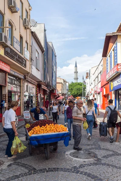 Edirne, Türkiye - 26 Mayıs 2018: Alışveriş yayalara Edirne şehri, Doğu Trakya, Türkiye'nin merkezi