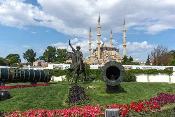 Edirne, Türkiye - 26 Mayıs 2018: Anıt, Osmanlı Sultan Mehmed II ile Edirne şehri, Doğu Trakya, Türkiye'de Orta Çağ savaş topu