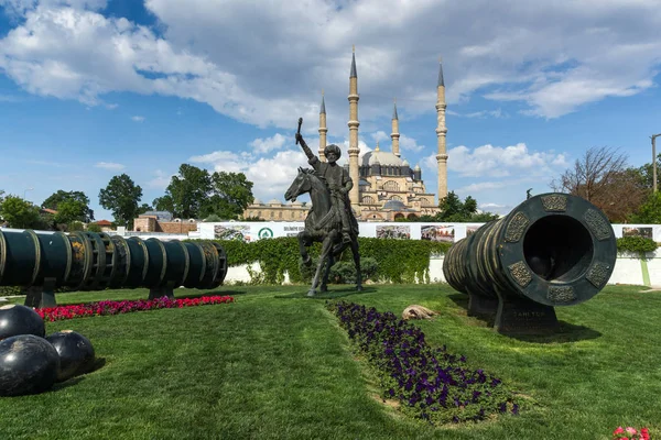 Edirne, Türkiye - 26 Mayıs 2018: Anıt, Osmanlı Sultan Mehmed II ile Edirne şehri, Doğu Trakya, Türkiye'de Orta Çağ savaş topu