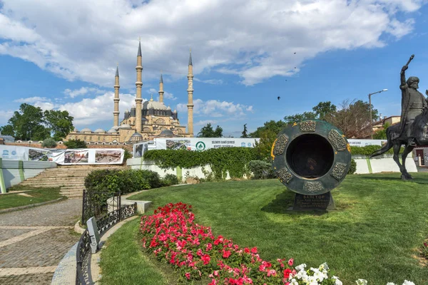 エディルネの街 東トラキアは トルコで中世の大砲を持つオスマン帝国スルタン メフメト 世のエディルネ トルコ 2018 記念碑 — ストック写真