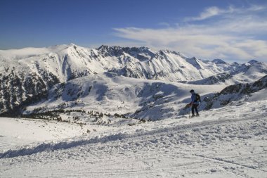 Bansko, Bulgaristan - 12 Şubat 2012: Bansko Resort, Pirin Dağı, Bulgaristan Ski area, kış yatay