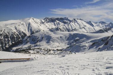 Bansko, Bulgaristan - 12 Şubat 2012: Bansko Resort, Pirin Dağı, Bulgaristan Ski area, kış yatay