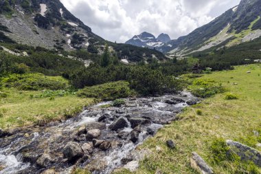 Yaz peyzaj Malyovitsa tepe ve Malyoviska Nehri, Rila Dağı, Bulgaristan