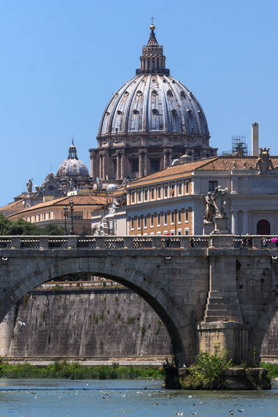 РИМ, ИТАЛИЯ - 22 июня 2017 года: Удивительный вид на Ватикан и реку Тибр в городе Рим, Италия
