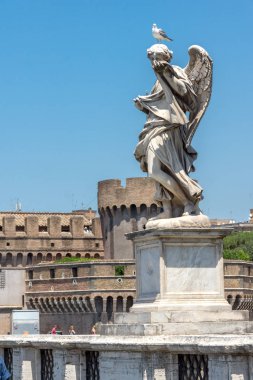 Rome, İtalya - 22 Haziran 2017: Mimari detay St. Angelo Köprüsü şehir Roma, İtalya