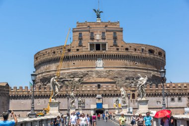 Roma, İtalya - 22 Haziran 2017: Yaz St. Angelo Köprüsü, Tiber Nehri'ne görüntülemek ve kale st. Angelo şehir Roma, İtalya