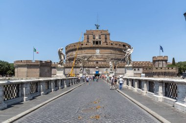 Roma, İtalya - 22 Haziran 2017: Yaz St. Angelo Köprüsü, Tiber Nehri'ne görüntülemek ve kale st. Angelo şehir Roma, İtalya
