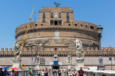 Roma, İtalya - 22 Haziran 2017: Yaz St. Angelo Köprüsü, Tiber Nehri'ne görüntülemek ve kale st. Angelo şehir Roma, İtalya