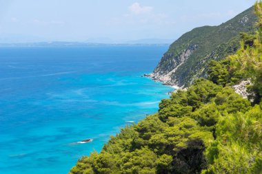 Muhteşem deniz manzarası Beach Kokkinos Vrachos mavi suları, Lefkada, Ionian Islands, Yunanistan