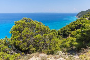 Muhteşem deniz manzarası Beach Kokkinos Vrachos mavi suları, Lefkada, Ionian Islands, Yunanistan