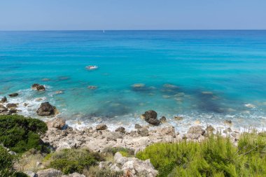 Muhteşem deniz manzarası Beach Kokkinos Vrachos mavi suları, Lefkada, Ionian Islands, Yunanistan