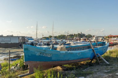 Sozopol, Bulgaristan - 9 Ağustos 2018: Süzebolu bağlantı noktası, Burgaz bölge, Bulgaristan teknesi Sunset deniz manzarası