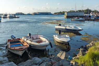 Sozopol, Bulgaristan - 9 Ağustos 2018: Süzebolu bağlantı noktası, Burgaz bölge, Bulgaristan teknesi Sunset deniz manzarası