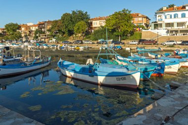 Sozopol, Bulgaristan - 9 Ağustos 2018: Süzebolu bağlantı noktası, Burgaz bölge, Bulgaristan teknesi Sunset deniz manzarası