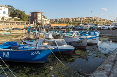 Sozopol, Bulgaristan - 9 Ağustos 2018: Süzebolu bağlantı noktası, Burgaz bölge, Bulgaristan teknesi Sunset deniz manzarası