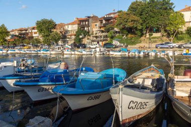Sozopol, Bulgaristan - 9 Ağustos 2018: Süzebolu bağlantı noktası, Burgaz bölge, Bulgaristan teknesi Sunset deniz manzarası