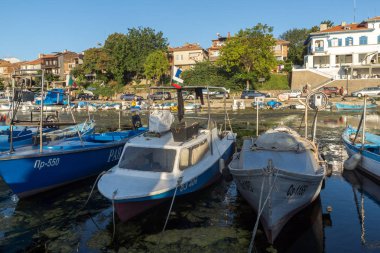 Sozopol, Bulgaristan - 9 Ağustos 2018: Süzebolu bağlantı noktası, Burgaz bölge, Bulgaristan teknesi Sunset deniz manzarası