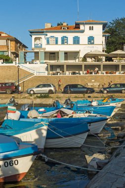 Sozopol, Bulgaristan - 9 Ağustos 2018: Süzebolu bağlantı noktası, Burgaz bölge, Bulgaristan teknesi Sunset deniz manzarası