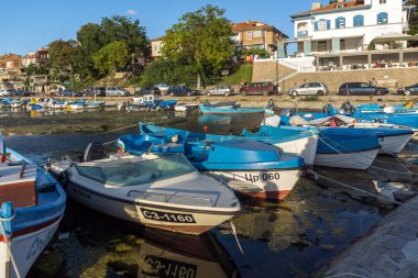 Sozopol, Bulgaristan - 9 Ağustos 2018: Süzebolu bağlantı noktası, Burgaz bölge, Bulgaristan teknesi Sunset deniz manzarası