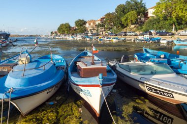 Sozopol, Bulgaristan - 9 Ağustos 2018: Süzebolu bağlantı noktası, Burgaz bölge, Bulgaristan teknesi Sunset deniz manzarası