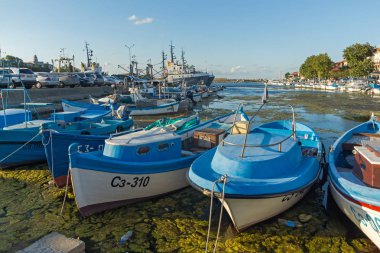 Sozopol, Bulgaristan - 9 Ağustos 2018: Süzebolu bağlantı noktası, Burgaz bölge, Bulgaristan teknesi Sunset deniz manzarası