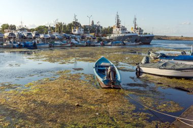 Sozopol, Bulgaristan - 9 Ağustos 2018: Süzebolu bağlantı noktası, Burgaz bölge, Bulgaristan teknesi Sunset deniz manzarası