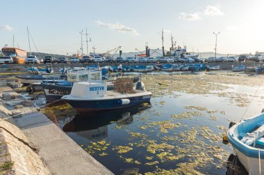 Sozopol, Bulgaristan - 9 Ağustos 2018: Süzebolu bağlantı noktası, Burgaz bölge, Bulgaristan teknesi Sunset deniz manzarası
