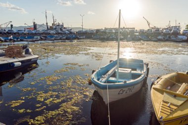 Sozopol, Bulgaristan - 9 Ağustos 2018: Süzebolu bağlantı noktası, Burgaz bölge, Bulgaristan teknesi Sunset deniz manzarası